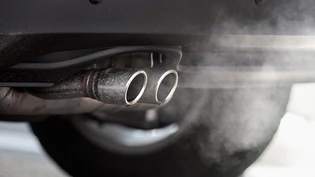 Besitzer alter Autos mit grösserem CO2-Ausstoss werden in Genf stärker zur Kasse gebeten. (Archivbild)