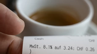Der Bundesrat will die Regeln für das Besteuern von Trinkgeld im Gastgewerbe nicht ändern. Er beantragt ein Nein zu einer Motion, die eine generelle Steuerbefreiung fordert. (Themenbild)