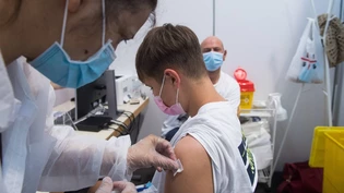 Die nächste Generation steht an: Junge Leute, einige von ihnen unter 16 Jahre alt, warten im Impfzentrum von Giubiasco auf ihre Coronaimpfung. 
