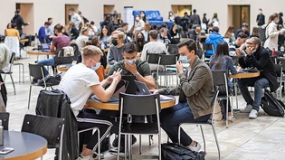 Endlich wieder Präsenzunterricht: Die Studentinnen und Studenten der Bündner Hochschulen starten ins neue Semester. An der Universität Zürich wurde die Zertifikatspflicht bereits eingeführt. Nun zieht auch Graubünden nach. 