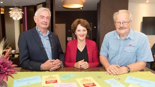 Stehen für medizinische Ratschläge zur Verfügung: Jörg Nägeli, pensionierter Chefarzt Chirurgie Schwerpunkt Viszeralchirurgie, Annina Hess-Cabalzar, Präsidentin und Mitinitiantin des «Café med», und Kurt Biedermann, pensionierter Chefarzt Geburtshilfe (von links).