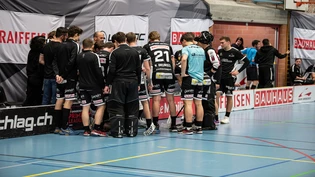 Noch keine Ferien: Chur Unihockey muss gegen Thun aus der NLB um den Ligaerhalt kämpfen.