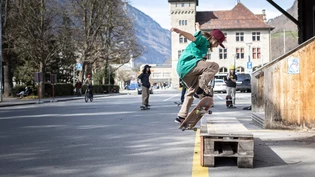 Die Kinder und Jugendliche zieht es wieder nach draussen zum Skaten – wie hier beim Güterschuppen in Glarus. Die Kinder und Jugendliche zieht es wieder nach draussen zum Skaten – wie hier beim Güterschuppen in Glarus.