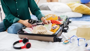 Andere Utensilien im heutigen Reisegepäck: Die unbequemen Stöckelschuhe wurden durch angenehme Sneakers ersetzt.