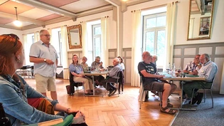 Diesmal im geschichtsträchtigen Hotel «Tödi»: Einmal pro Jahr treffen sich die Chronistinnen und Chronisten des «Neujahrsboten Glarus Süd» zum gemütlichen Zusammensein. Diesmal im geschichtsträchtigen Hotel «Tödi»: Einmal pro Jahr treffen sich die Chronistinnen und Chronisten des «Neujahrsboten Glarus Süd» zum gemütlichen Zusammensein.