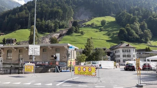 Nicht für alle: Einige der Evakuierten in Schwanden dürfen am Donnerstag für weitere zwei Stunden in die gesperrten Gebiete, um ihren Hausrat zu holen.