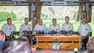 Erklärungsbedarf: Die Organisatoren René Weber, André Renggli, Carl Frischknecht, Hubert Tomaschett, Lucas Caduff sowie Verbandspräsident Luca Filippini (von links) sprechen in der Schiessanlage Rossboden über «Chur/Graubünden 2026».