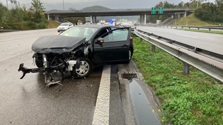 Eingeschlafen: Ein 22-Jähriger verunfallt am Samstagabend auf der Autobahn in Benken.