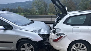 Ineinander gedrückt: Der Fahrer des weissen Autos verletzt sich beim Unfall im Gesicht.