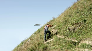 Eine schweisstreibende Arbeit: Bevor das Heu mit dem Heli ins Tal geflogen werden kann, wird gemäht, gerecht und die «Ernte» zum Abholplatz getragen.