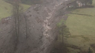 Das Wasser fliesst: Die Regenfälle haben die Wagenrunse in Schwanden in Bewegung gebracht.