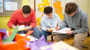 Einblick in die Berufswelt: Die Schüler Gent, Tobia, Dion (von rechts) haben sich für den Einblick in den Journalismus  entschieden. Anhand verschiedener Wörter machen sie gleich mal bei einer Übung mit.