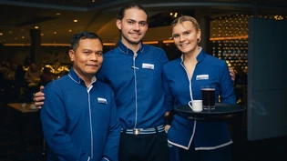 Internationale Crew: Ronja Dürst aus Mühlehorn bedient gemeinsam mit Mitarbeitenden aus verschiedensten Ländern an Bord eines Kreuzfahrtschiffes die Restaurantgäste. Dabei muss stets Uniform getragen werden.