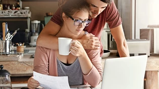 Schafft Nähe und Vertrauen: In einer Beziehung sollte offen über finanzielle Themen gesprochen werden können.
