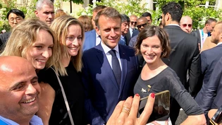 Volksnah: Präsident Emmanuel Macron nimmt sich beim Medienempfang Zeit für Selfies. 
