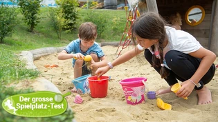 Junge Köche: Lou und Dea bereiten Glace aus Sand vor.