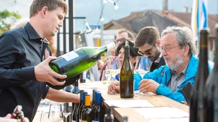 Es wird angezapft: Impressionen vom Weinfest am 20. September 2019 in Malans auf dem Dorfplatz. Auch in diesem Jahr knallen die Korken wieder.