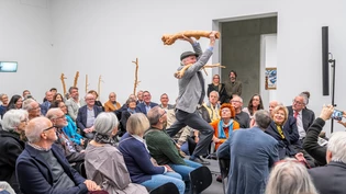 «Nicht dafür gemacht, etwas zu sagen»: Christoph Rütimann zeigt bei der Verleihung des Kunstpreises der Willy-Reber-Stiftung in Chur eine Performance mit zwei seiner Kulturkeulen.
