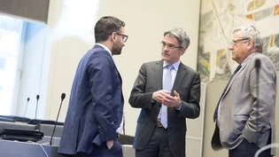 Regierungsrat Mario Cavigelli (Mitte) nach seiner Entschuldigung im Grossen Rat im Gespräch mit SVP-Fraktions-Präsident Jan Koch und Christian Mathis. Regierungsrat Mario Cavigelli (Mitte) nach seiner Entschuldigung im Grossen Rat im Gespräch mit SVP-Fraktions-Präsident Jan Koch und Christian Mathis.