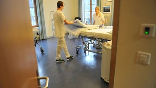 Der Kanton hat beschlossen, dass sich alle Leute mit einer Ausbildung im pflegerischen Bereich melden müssen. Der Kanton hat beschlossen, dass sich alle Leute mit einer Ausbildung im pflegerischen Bereich melden müssen.