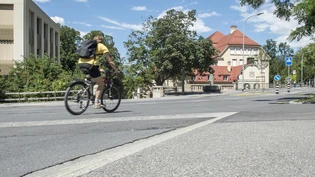 An der Steinbruchstrasse in Chur bei der Kreuzung Quaderstrasse wurde das Trottoir durchgängig gemacht, womit ein grosser Absatz entstanden ist und für Velofahrer unpraktisch ist. Fotografiert am 30.7.19.
Bild Olivia Aebli-Item Steinbruchstrasse Strasse Chur Kreuzung Quaderstrasse Trottoir Velo Velofahrer