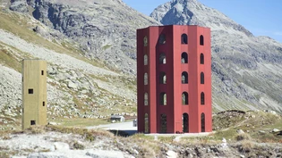 Der Julierturm von Origen mit Initiant Giovanni Netzer fotografiert am 12.9.18 auf dem Julierpass.
Bild Olivia Item Julierturm Origen Initiant Giovanni Netzer Julierpass Turm