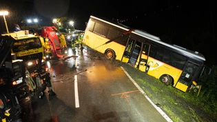 Fast geschafft: Das verunfallte Postauto wird auf der Oberalpstrasse zwischen Laax und Schluein geborgen.