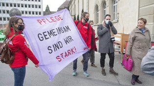 Der Verband des Personals öffentlicher Dienste VPOD war vor dem Grossratsgebäude anwesend um für bessere Arbeitsbedingungen in der Pflege zu sensibilisieren. Oktobersession Grossrat Grosser Rat Corona Coronavirus Covid 19 Maske Maskenpflicht Grossen Rates 2020 Gesundheit Gesundheitspersonal