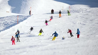 Aufgrund der aktuellen Corona-Lage ist fraglich, ob Touristinnen und Touristen auch in diesem Winter zahlreich in die Bündner Berge strömen. Wintersport Skifahren Snowboarden Wintertourismus