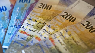 SOGL 13.04.15 Glarus: Kleinsparer haben es schwer: Das Geld auf dem Bankkonto kostet mehr, als dass es sich vermehrt. Guter Rat ist teuer. Geld, Noten, Wertpapier, 200er-note, Notenbündel, Sparen,