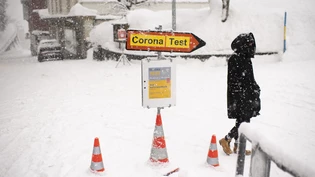 Hinweisschild auf den Covid-Flaechentest, am Freitag, 29. Januar 2021, in Arosa. Die Schule bleibt nach einem Ausbruch des mutierten Coronavirus geschlossen. Heute und morgen finden freiwillige Flaechentests fuer die ganze Bevoelkerung statt. (KEYSTONE/Gi SCHWEIZ AROSA CORONAVIRUS FLAECHENTEST