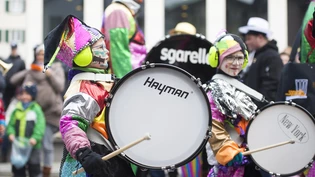 Grosse und kleine Mitglieder, laute und schwungvolle Töne: die Emser Guggamusik Sgarella. Fasnacht Domat Ems Fasnachtsumzug