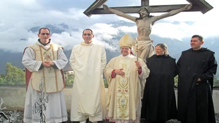 Bild aus besseren Tagen: Bei der Gründung der Glaubensgemeinschaft «Quell des Lebens» unterstützte Bischof Huonder (Mitte) Pater Johannes, Pater Paulus Maria, Schwester Maria Magdalena und Bruder Abraham (von links). Bild aus besseren Tagen: Bei der Gründung der Glaubensgemeinschaft «Quell des Lebens» unterstützte Bischof Huonder (Mitte) Pater Johannes, Pater Paulus Maria, Schwester Maria Magdalena und Bruder Abraham (von links).