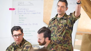 Am liebsten nahe bei der Truppe: Der Bündner Divisionär Lucas Caduff (rechts) instruiert die Stabsoffiziere über die bevorstehende Übung. Bild Olivia Aebli-Item