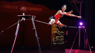 Im Bann: Die Seiltänzerin im Weihnachtscircus Maramber macht den Spagat in der Höhe. Im Bann: Die Seiltänzerin im Weihnachtscircus Maramber macht den Spagat in der Höhe.