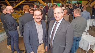 Duri Campell (links) wird von Parteipräsident Beno Niggli verabschiedet. 