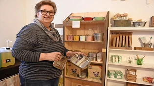 Von der Edelstahlbox bis zur Öko-Zahnbürste: Ursi Vögeli verkauft in ihrem Laden neben Lebensmitteln auch allerlei Haushaltsbedarf. Von der Edelstahlbox bis zur Öko-Zahnbürste: Ursi Vögeli verkauft in ihrem Laden neben Lebensmitteln auch allerlei Haushaltsbedarf.