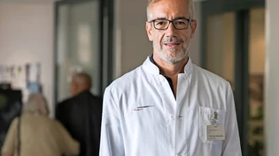 Wenig Corona-Infizierte: Thomas Brack und das Kantonsspital Glarus passen sich den lokalen Gegebenheiten an. Wenig Corona-Infizierte: Thomas Brack und das Kantonsspital Glarus passen sich den lokalen Gegebenheiten an.