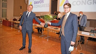 Ein blumiger Start in die Legislatur: Der neue Davoser Landammann Philipp Wilhelm (links) gratuliert dem zum diesjährigen Landratspräsidenten gewählten Christian Thomann.Bild Philipp Baer
