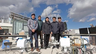 Bei Tests in China: Wolfgang Finsterle und Daniel Pfiffner vom PMOD mit chinesischen Forschern (von links). Bei Tests in China: Wolfgang Finsterle und Daniel Pfiffner vom PMOD mit chinesischen Forschern (von links).