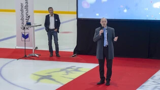 Am Khuurer Sport Obig 2022 wurden die erfolgreichsten Churer Sportlerinnen und Sportler des Jahres 2021 in der Trainingseishalle der Sportanlagen Obere Au geehrt. Stadtpräsident Urs Marti (rechts) war neben Jürg Kappeler einer der Referenten des Abends. Am Khuurer Sport Obig 2022 wurden die erfolgreichsten Churer Sportlerinnen und Sportler des Jahres 2021 in der Trainingseishalle der Sportanlagen Obere Au geehrt. Stadtpräsident Urs Marti (rechts) war neben Jürg Kappeler einer der Referenten des Abends.