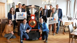 Mit der Märchen-Lokomotive: Vertreter und Vertreterinnen des Komitees stellen sich mit Patric Vogel (vorne Mitte) im «Märchenhotel» zum Gruppenbild auf.