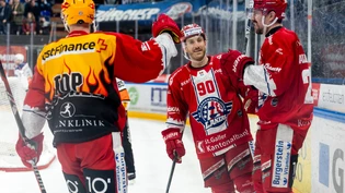 Sechs Punkte: Die SCRJ Lakers mit Topskorer Roman Cervenka, Jordan Schroeder und Yannick-Lennart Albrecht (von links) haben ein erfolgreiches Wochenende hinter sich. Sechs Punkte: Die SCRJ Lakers mit Topskorer Roman Cervenka, Jordan Schroeder und Yannick-Lennart Albrecht (von links) haben ein erfolgreiches Wochenende hinter sich.