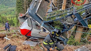 Bild des Grauens: Feuerwehrleute stehen im Gebiet zwischen Stresa und dem Monte Mottarone im Einsatz. Bild des Grauens: Feuerwehrleute stehen im Gebiet zwischen Stresa und dem Monte Mottarone im Einsatz.