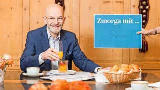 Drinnen statt draussen: «In der Krise muss man vor Ort sein», sagt Hotelier Adrian K. Müller beim «Zmorga» in der Geschirrkammer im Hotel «Stern». 