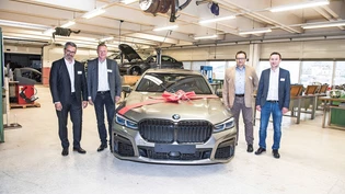 Gruppenbild mit BMW: Simon Figini, Stefan Eisenring, Stefan Sterchi und Daniel Engelberger (von links) bei der Übergabe des geschenkten Fahrzeugs. Gruppenbild mit BMW: Simon Figini, Stefan Eisenring, Stefan Sterchi und Daniel Engelberger (von links) bei der Übergabe des geschenkten Fahrzeugs.