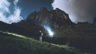 Stirnlampe statt Sonnencreme: Nahe bei einer Vollmondnacht wird die Schweizer Wandernacht jährlich durchgeführt. Stirnlampe statt Sonnencreme: Nahe bei einer Vollmondnacht wird die Schweizer Wandernacht jährlich durchgeführt.