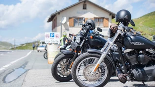 Feinsäuberlich parkiert: Auf dem Parkplatz beim Flüelapass reihen sich die Motorräder nebeneinander. Bilder: Livia Mauerhofer Feinsäuberlich parkiert: Auf dem Parkplatz beim Flüelapass reihen sich die Motorräder nebeneinander. Bilder: Livia Mauerhofer