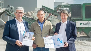 Wiederverwertung auf dem Bau fördern: Regierungsrat Jon Domenic Parolini, VBBK-Präsident Gian-Paolo Pozzi und AfU-Vorsteher Remo Fehr (von links) präsentieren die neue Recycling-Broschüre. Wiederverwertung auf dem Bau fördern: Regierungsrat Jon Domenic Parolini, VBBK-Präsident Gian-Paolo Pozzi und AfU-Vorsteher Remo Fehr (von links) präsentieren die neue Recycling-Broschüre.