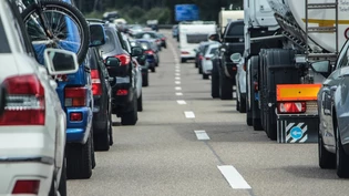 Und dann geht nichts mehr: Ferientourismus, Lastwagen und Berufsverkehr sorgen gemeinsam für Kapazitätsengpässe auf den Strassen.